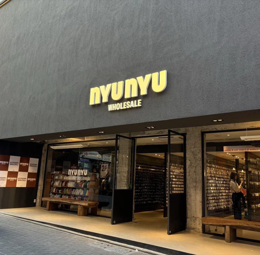 5ab7cd8b-c1db-4be1-a19d-aee9bdc8e6fe myeongdong shopping