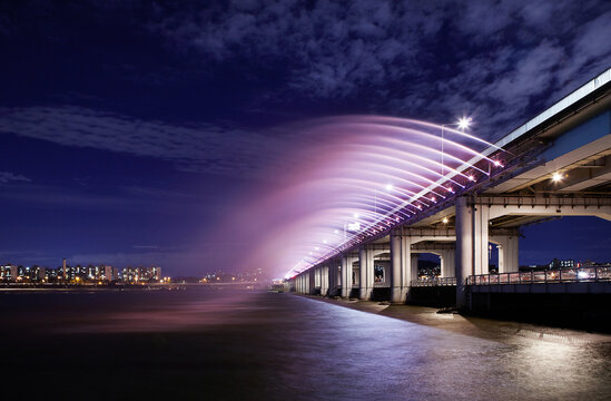 360_F_493573539_w7snzfziOMvKBgGlluYwQsbN8CNkqZ8i banpo bridge
