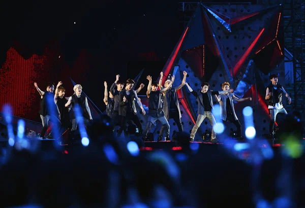 depositphotos_241503556-stock-photo-members-south-korean-chinese-pop K-POPファン 韓国旅行