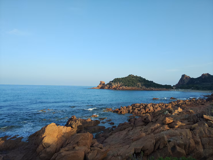 wide-angle-shot-ocean-surrounded-by-mountains-twigs-growing-them_181624-13666 jeju kdrama locations