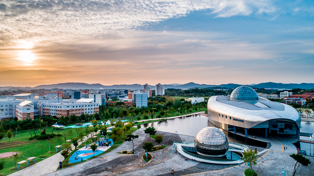 광주의 상징, 빛을 테마로 꾸며진 국립광주과학관 전경